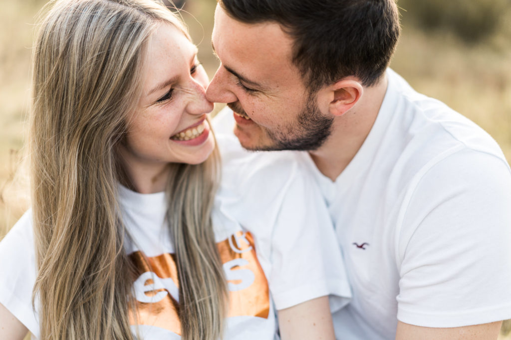 Natürliche und emotionale Verlobungsfotos mit Emily & Jakob für ihre Hochzeit im Mai 2018.