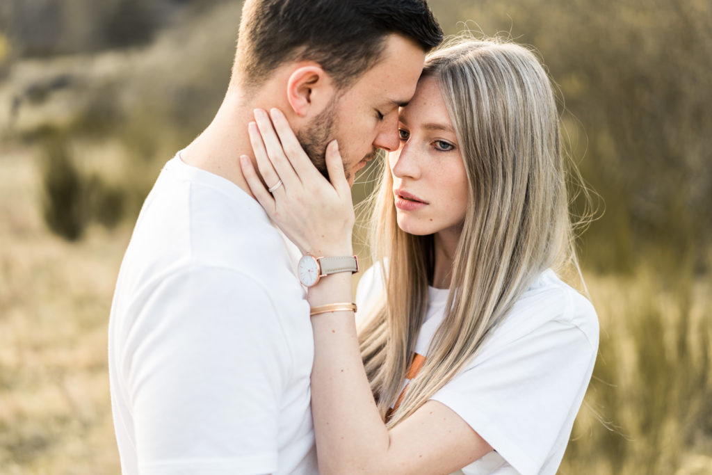 Natürliche und emotionale Verlobungsfotos mit Emily & Jakob für ihre Hochzeit im Mai 2018.